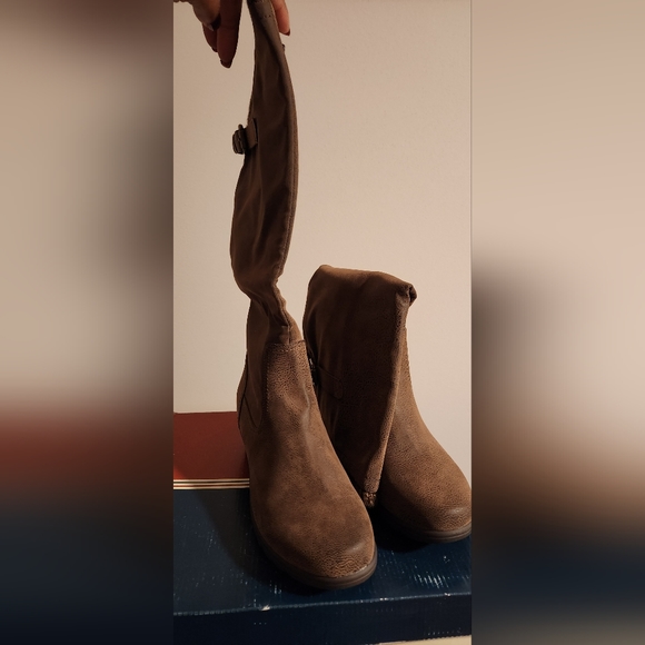 Women Boots - Picture 3 of 3